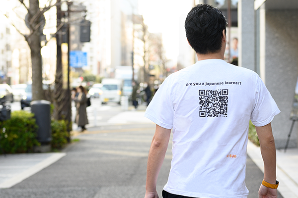 QRコードTシャツを着て街へ繰り出す社長