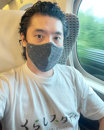 QRコードTシャツを着て新幹線に乗る社長