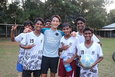 加藤選手とサッカー少年