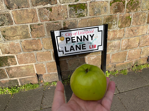 ペニー・レイン通りの立て看板とリンゴ